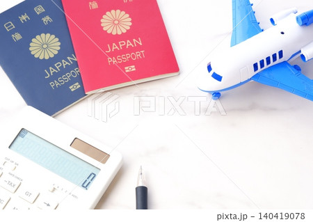 電卓と飛行機、パスポート(10年用赤色と、5年用紺色)で、海外旅行を計画しているイメージ 電卓と飛行機、パスポート(10年用赤色と、5年用紺色)で、海外旅行を計画しているイメージ 140419078