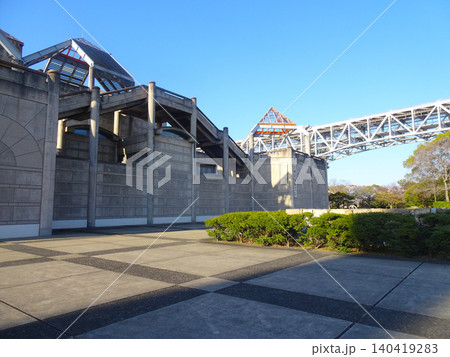瀬戸大橋記念公園の瀬戸大橋記念館と瀬戸大橋(香川県坂出市番の州緑町)春 瀬戸大橋記念公園の瀬戸大橋記念館と瀬戸大橋(香川県坂出市番の州緑町)春 140419283