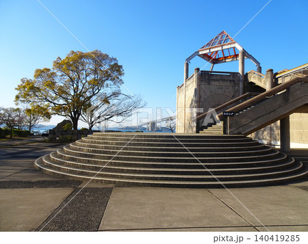 瀬戸大橋記念公園の瀬戸大橋記念館と瀬戸大橋（香川県坂出市番の州緑町）春 140419285