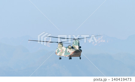 山に向かう航空自衛隊CH-47Jチヌーク 山に向かう航空自衛隊CH-47Jチヌーク 140419473