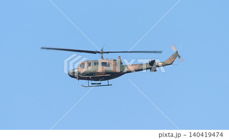 青空を飛ぶ陸上自衛隊UH-1Jヘリコプター 青空を飛ぶ陸上自衛隊UH-1Jヘリコプター 140419474
