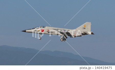 着陸進入する航空自衛隊T-2練習機 着陸進入する航空自衛隊T-2練習機 140419475