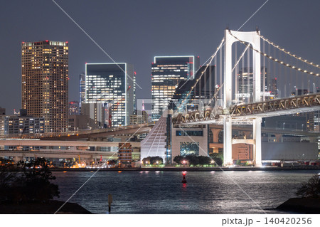 お台場から望むレインボーブリッジとの夜景 お台場から望むレインボーブリッジとの夜景 140420256
