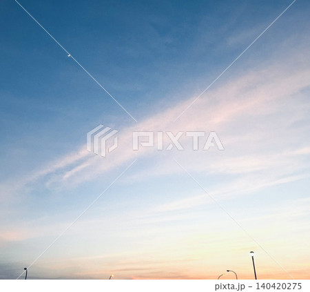 三日月が浮かぶ夕焼け空とピンク色の雲、幻想的な夕暮れの空背景 三日月が浮かぶ夕焼け空とピンク色の雲、幻想的な夕暮れの空背景 140420275