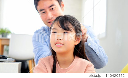 髪の毛をむすぶ イメージ 髪の毛をむすぶ イメージ 140420332