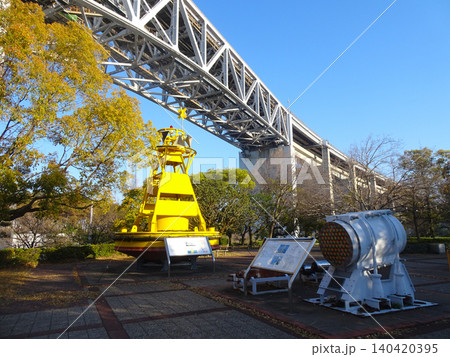 瀬戸大橋記念公園の瀬戸大橋建設に使われた架橋機器の展示広場と瀬戸大橋(香川県坂出市番の州緑町) 瀬戸大橋記念公園の瀬戸大橋建設に使われた架橋機器の展示広場と瀬戸大橋(香川県坂出市番の州緑町) 140420395