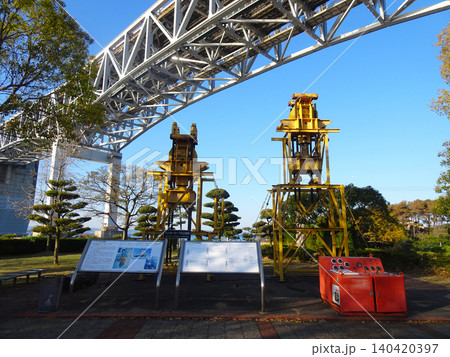 瀬戸大橋記念公園の瀬戸大橋建設に使われた架橋機器の展示広場と瀬戸大橋（香川県坂出市番の州緑町） 140420397