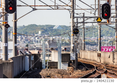日本の鉄道の信号機と高架線路、停止信号の風景 140421130