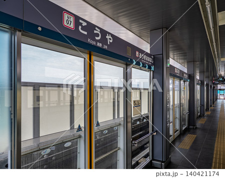 日暮里・舎人ライナー「高野駅」のホームドア 日暮里・舎人ライナー「高野駅」のホームドア 140421174