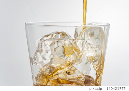 氷の入ったグラスにコーラを注ぐ コーラ 氷の入ったグラスにコーラを注ぐ コーラ 140421775