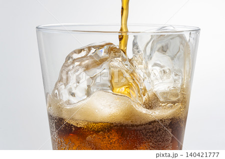 氷の入ったグラスにコーラを注ぐ コーラ 氷の入ったグラスにコーラを注ぐ コーラ 140421777