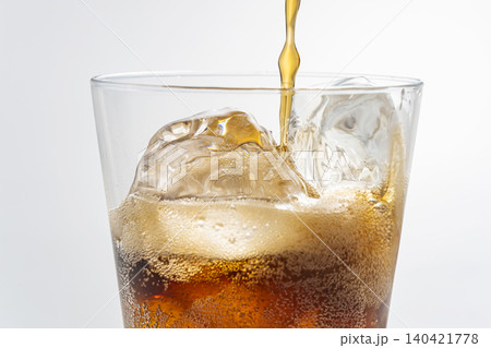 氷の入ったグラスにコーラを注ぐ コーラ 氷の入ったグラスにコーラを注ぐ コーラ 140421778