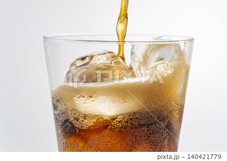 氷の入ったグラスにコーラを注ぐ　コーラ 140421779