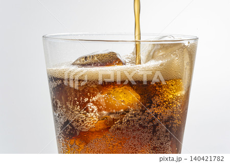 氷の入ったグラスにコーラを注ぐ コーラ 氷の入ったグラスにコーラを注ぐ コーラ 140421782