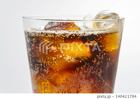 氷の入ったグラスにコーラを注ぐ コーラ 氷の入ったグラスにコーラを注ぐ コーラ 140421784