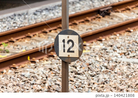 鉄道の停止位置目標(12両編成)と線路の風景 鉄道の停止位置目標(12両編成)と線路の風景 140421808
