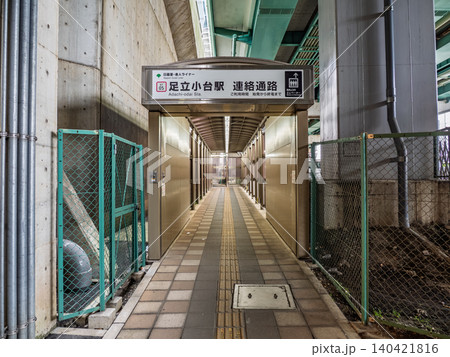 日暮里・舎人ライナー足立小台駅へ続くエレベーター入口通路 140421816