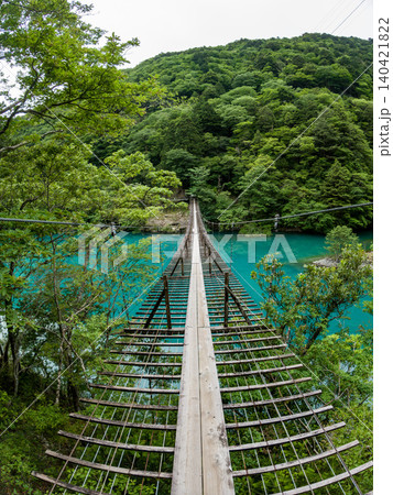 静岡県川根本町の寸又峡にある「夢の吊り橋」からエメラルドグリーンの湖面を見下ろす風景 静岡県川根本町の寸又峡にある「夢の吊り橋」からエメラルドグリーンの湖面を見下ろす風景 140421822