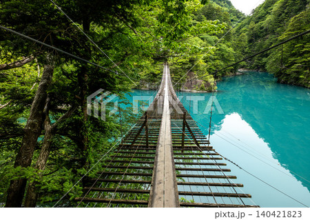 静岡県川根本町の寸又峡にある「夢の吊り橋」からエメラルドグリーンの湖面を見下ろす風景 静岡県川根本町の寸又峡にある「夢の吊り橋」からエメラルドグリーンの湖面を見下ろす風景 140421823