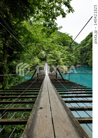 静岡県川根本町の寸又峡にある「夢の吊り橋」からエメラルドグリーンの湖面を見下ろす風景 静岡県川根本町の寸又峡にある「夢の吊り橋」からエメラルドグリーンの湖面を見下ろす風景 140421825
