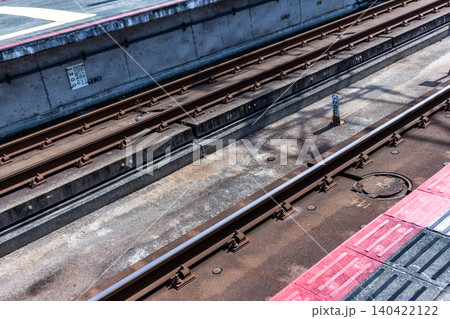 在来線駅構内のスラブ軌道と線路設備(曲線標とホーム) 在来線駅構内のスラブ軌道と線路設備(曲線標とホーム) 140422122