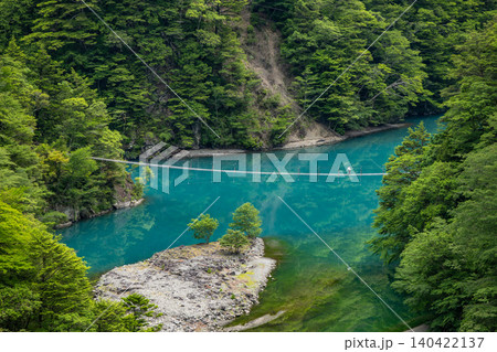 静岡県の川根本町寸又峡温泉にある「夢のつり橋」遠景と、それを取り囲む新緑の山々 静岡県の川根本町寸又峡温泉にある「夢のつり橋」遠景と、それを取り囲む新緑の山々 140422137