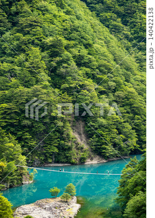 静岡県の川根本町寸又峡温泉にある「夢のつり橋」遠景と、それを取り囲む新緑の山々 静岡県の川根本町寸又峡温泉にある「夢のつり橋」遠景と、それを取り囲む新緑の山々 140422138
