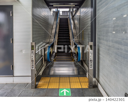 駅構内の自動運転エスカレーター 駅構内の自動運転エスカレーター 140422301
