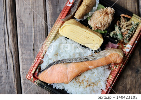 使い捨て容器に入っている持ち帰りの和食弁当　鮭弁当 140423105
