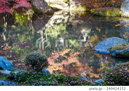 京都洛北上高野の寺院の池のある庭園の秋の風景 京都洛北上高野の寺院の池のある庭園の秋の風景 140424152