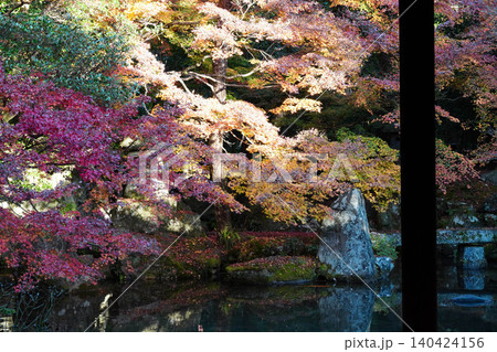 京都洛北上高野の寺院の池のある庭園の秋の風景 京都洛北上高野の寺院の池のある庭園の秋の風景 140424156