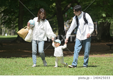 公園で散歩する若いファミリー 140425033