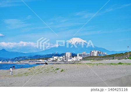 茅ヶ崎海岸から見る富士山と連休を楽しむ人達（春、五月） 140425116