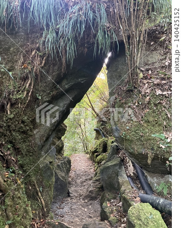 登山道にある岩のトンネル 140425152