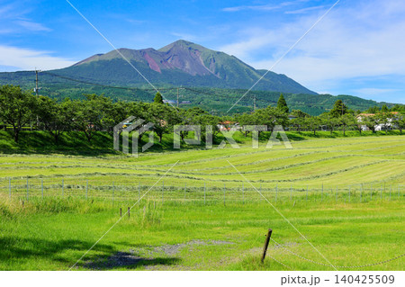 宮崎県都城市 高千穂牧場から望む高千穂峰 宮崎県都城市 高千穂牧場から望む高千穂峰 140425509