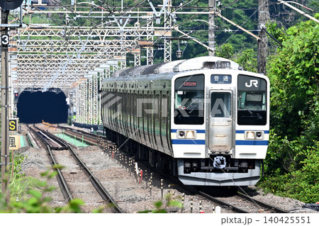 中央本線を走る普通列車 140425551