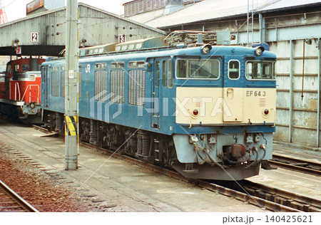 八王子機関区に留置されているEF64形電気機関車 八王子機関区に留置されているEF64形電気機関車 140425621