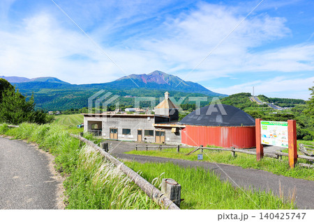 宮崎県都城市 高千穂牧場のバイオマスプラントと高千穂峰 宮崎県都城市 高千穂牧場のバイオマスプラントと高千穂峰 140425747