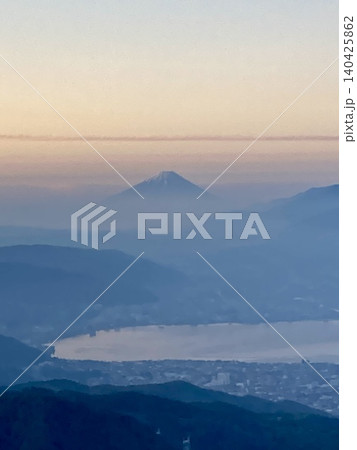 諏訪湖と富士山・夜明け（長野県・岡谷市、塩尻市） 140425862
