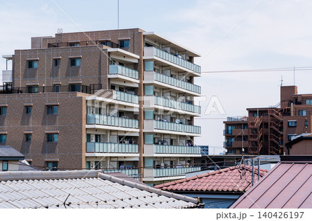 日本の住宅街に建つマンション 140426197