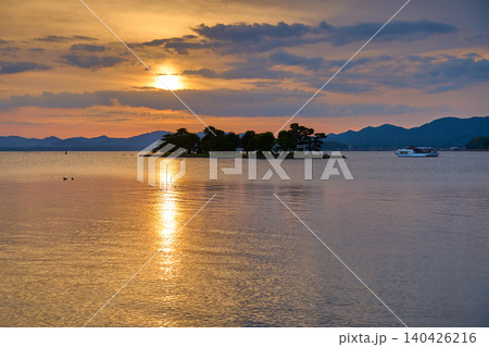 島根県松江市の宍道湖畔から北西側の夕陽の眺望(嫁ヶ島,観光遊覧船,島根半島の山々など) 島根県松江市の宍道湖畔から北西側の夕陽の眺望(嫁ヶ島,観光遊覧船,島根半島の山々など) 140426216
