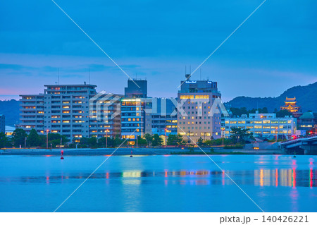 春の島根県松江市 宍道湖からの夕方の風景(西茶町,殿町,松江城など) 140426221
