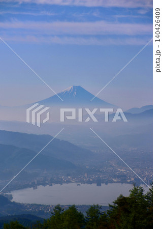 諏訪湖と富士山・午前(長野県・岡谷市、塩尻市) 諏訪湖と富士山・午前(長野県・岡谷市、塩尻市) 140426409