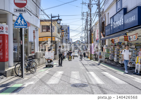 六角橋商店街大通りの街並みと商店街ゲート 白楽駅周辺の商業地域風景 六角橋商店街大通りの街並みと商店街ゲート 白楽駅周辺の商業地域風景 140426568