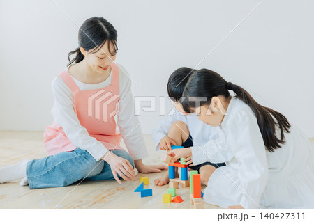 保育士と積み木で遊ぶ子供 保育士と積み木で遊ぶ子供 140427311