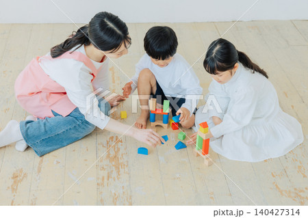 保育士と積み木で遊ぶ子供 保育士と積み木で遊ぶ子供 140427314
