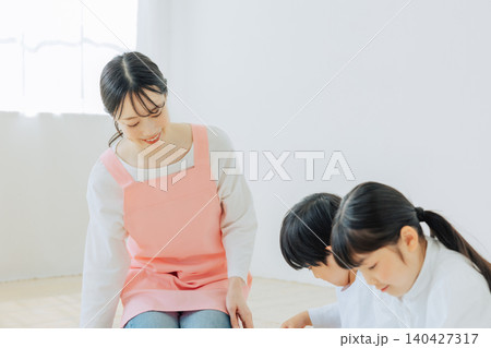 保育士と積み木で遊ぶ子供 140427317