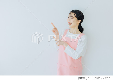 笑顔の女性保育士 笑顔の女性保育士 140427567