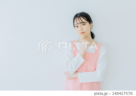 困った表情の女性保育士 困った表情の女性保育士 140427570