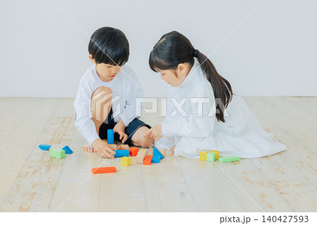 積み木で遊ぶ子供たち 積み木で遊ぶ子供たち 140427593